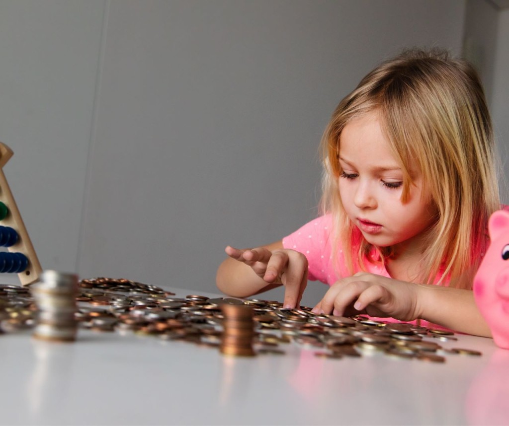 Kind lernt Umgang mit Geld
